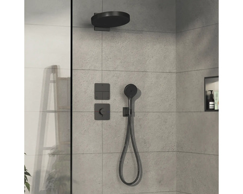 Duscharmatur mit Kopfbrause, Handbrause und Steuerungselementen in einer modernen Duschkabine