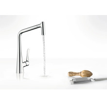 Küchenarmatur mit Wasserstrahl und Küchenutensilien