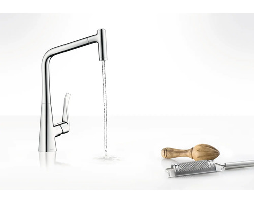 Küchenarmatur mit Wasserstrahl und Küchenutensilien