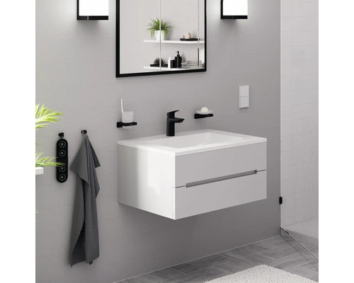 Modernes Badezimmer mit Waschtisch, Spiegel und Handtuchhalter