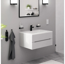 Modernes Badezimmer mit Waschbeckenunterschrank, Spiegel und Accessoires.