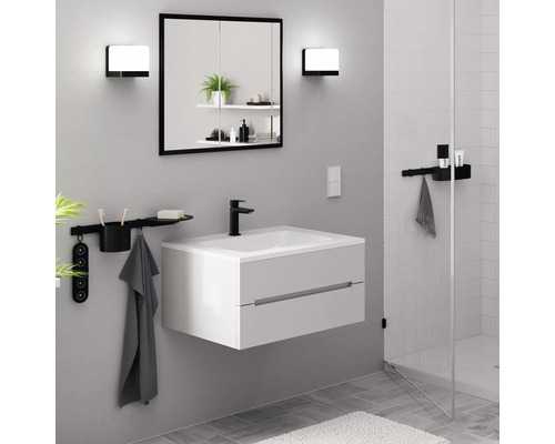 Modernes Badezimmer mit Waschbecken, Spiegelschrank, Beleuchtung und Dusche