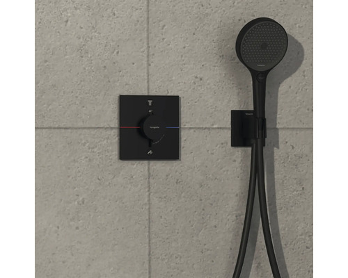 Schwarze Duscharmatur mit Thermostat an gefliester Wand