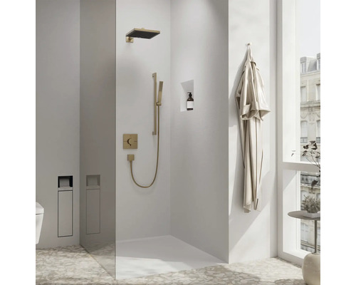 Begehbare Dusche mit Duschkopf, Handbrause, Armatur und Bademantel in hellem Badezimmer