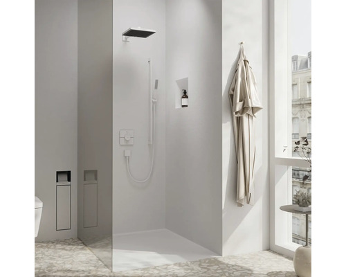 Modernes Badezimmer mit Dusche, Bademantel und Fenster für ein helles, freundliches Ambiente.
