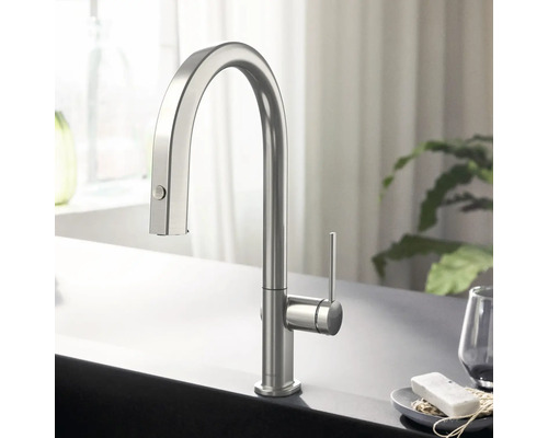 Küchenarmatur aus Metall auf einer Küchentheke