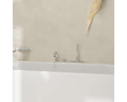 Badezimmerarmatur auf einer Badewanne