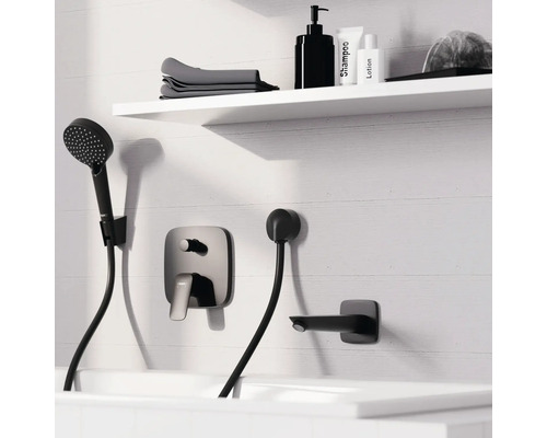 Badezimmerarmatur mit Handbrause und Ablage mit Shampoo, Lotion und Handtüchern