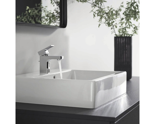 Modernes Badezimmer mit weißem Aufsatzwaschbecken und Wasserhahn