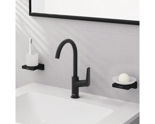 Badezimmer Waschbecken mit Armatur, Seifenschale, Zahnputzbecher und Spiegel