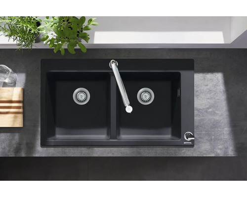 Doppelspülbecken aus Granit mit Wasserhahn