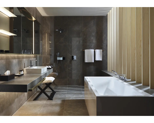 Modernes Badezimmer mit Waschtisch, Spiegel, Dusche und Badewanne.