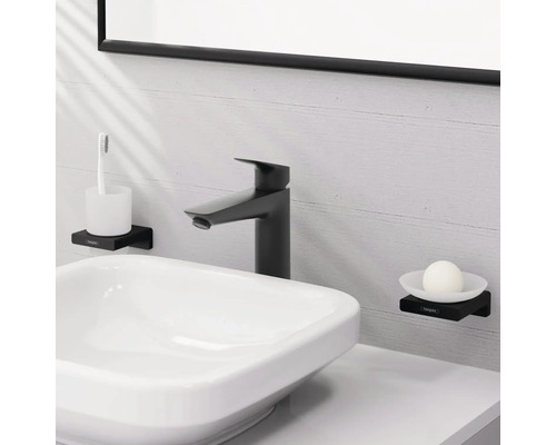 Modernes Badezimmer mit Waschbecken, Armatur, Seifenschale und Zahnputzbecher