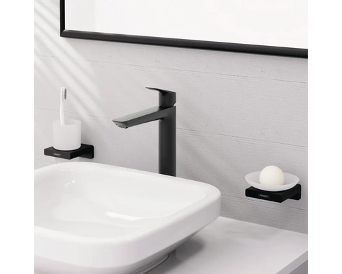 Badezimmerwaschbecken mit Armatur, Seifenschale und Zahnbürstenhalter