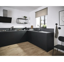 Moderne Küche mit schwarzen Schränken, Arbeitsplatte und Spüle, ergänzt durch eine Dunstabzugshaube und einem Regal an der Wand.