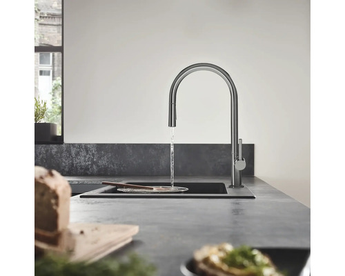Küchenszene mit Wasserhahn, Spüle und Lebensmitteln auf einer Arbeitsplatte