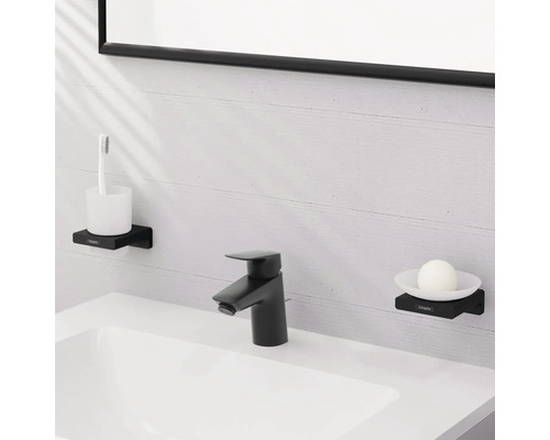 Modernes Badezimmer mit schwarzer Armatur, Seifenschale und Zahnputzbecher.