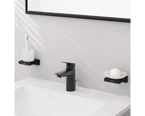 Waschbecken mit Armatur, Seifenschale und Zahnbürstenhalter für das Badezimmer