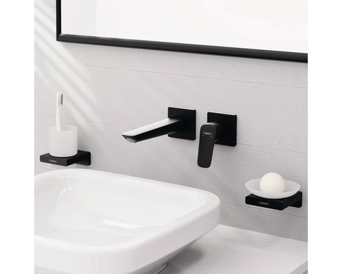 Modernes Badezimmer mit Waschbecken, schwarzer Armatur, Seifenschale und Zahnbürstenhalter