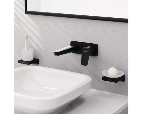 Modernes Badezimmer mit Waschbecken, Armatur, Seifenschale, Zahnputzbecher und Spiegel