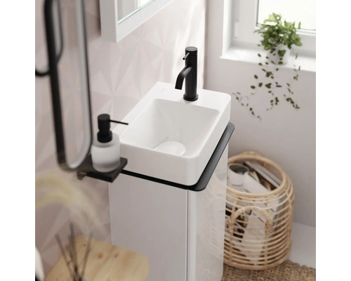 Waschtisch mit Armatur und Seifenspender im modernen Badezimmer