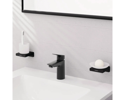 Badezimmer Waschbecken mit Armatur, Seifenschale mit Seife und Zahnputzbecher mit Zahnbürste