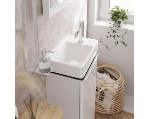 Modernes Badezimmer mit weißem Waschtischunterschrank, Aufsatzwaschbecken und Armatur