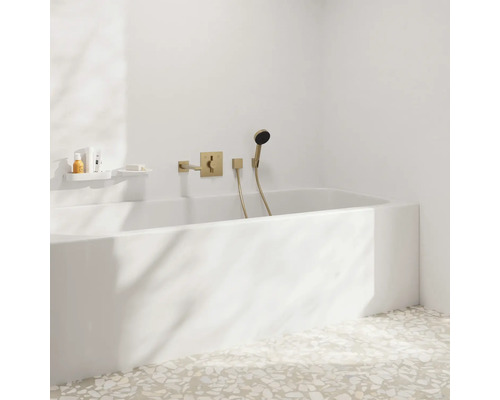 Eingebaute Badewanne mit goldener Duschgarnitur und Badarmatur