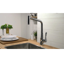 Küchenszene mit Spüle und modernem, verchromtem Wasserhahn