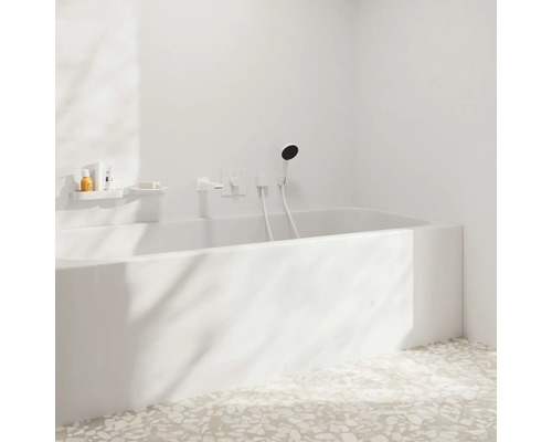 Modernes Badezimmer mit Badewanne, Handbrause und Ablagefläche