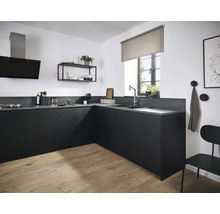 Moderne Küche mit schwarzen Schränken, Arbeitsplatte, Spüle, Armatur und Dunstabzugshaube.