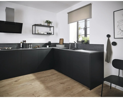 Moderne Küche mit schwarzen Schränken, Arbeitsplatten und Regalen, sowie einer Dunstabzugshaube.