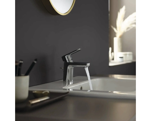 Modernes Badezimmer mit Waschbecken und Armatur