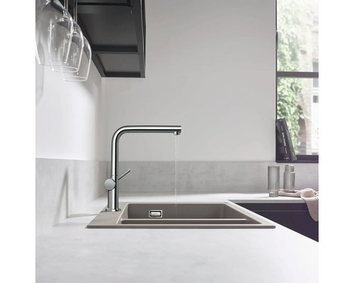 Spültischarmatur mit Wasserhahn in einer modernen Küchenumgebung.