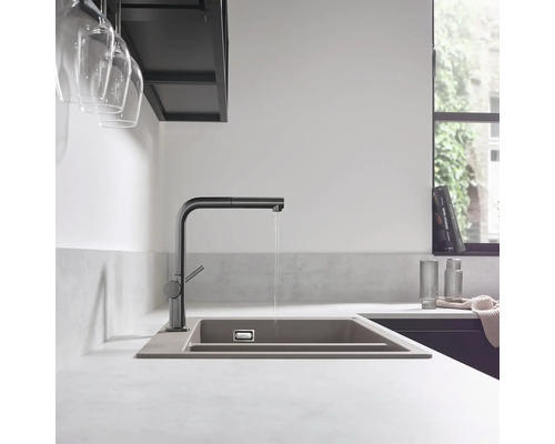 Küchenspüle mit Wasserhahn in modernem Küchendesign