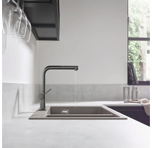 Küchenspüle mit Wasserhahn in modernem Design