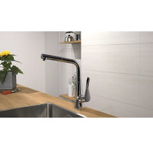 Küchenarmatur aus Metall mit Ausziehbrause am Spültisch
