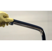 Armatur wird mit Handschuh gereinigt