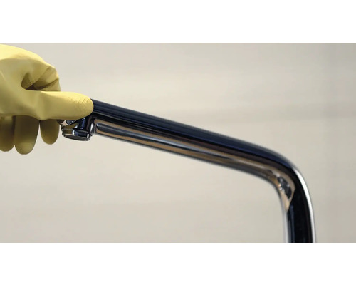 Armatur wird mit Handschuh gereinigt