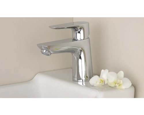 Waschtischarmatur aus Chrom mit Orchideenblüten