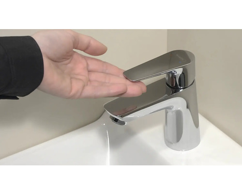 Einhandmischer Armatur im Badezimmer mit Hand