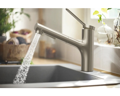 Küchenarmatur aus Metall mit fließendem Wasser in einem Spülbecken