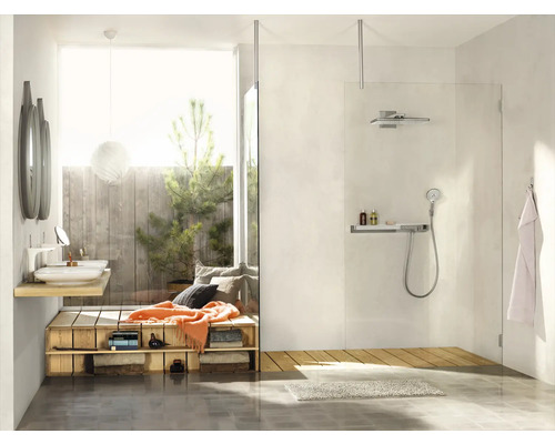 Helles Badezimmer mit Doppelwaschtisch, Dusche und Holzelementen für eine natürliche Atmosphäre.