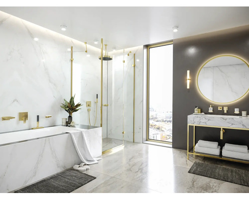 Elegantes Badezimmer mit Dusche, Badewanne, Waschtisch und Spiegel
