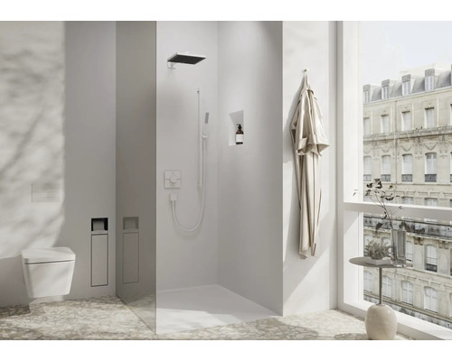 Helles Badezimmer mit Toilette, Dusche und Fenster mit Stadtblick