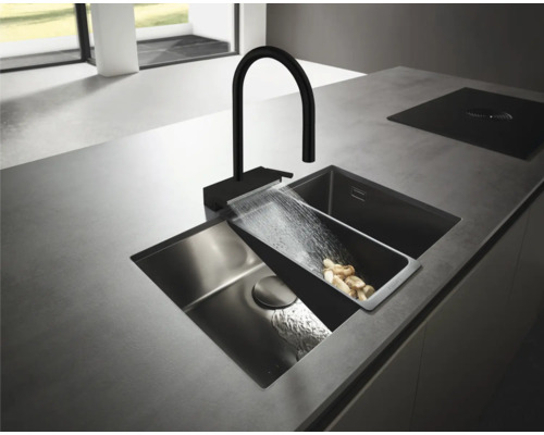 Spüle mit Abtropffläche, Schneidebrett und Wasserhahn in einer modernen Küche