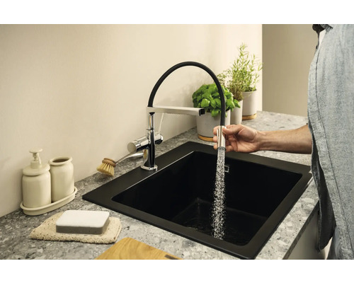 Küchenszene mit schwarzem Spülbecken und Armatur mit herausziehbarer Brause