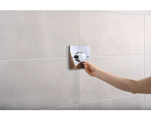 Hand bedient Duscharmatur von Hansgrohe an gefliester Wand