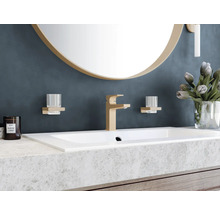 Badezimmer mit Waschbecken, Armatur, Spiegel und Dekorationsartikeln