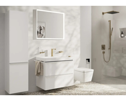 Helles Badezimmer mit Waschtisch, Spiegelschrank, Hochschrank, Toilette und Dusche